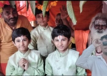 251 जड़ी बूटियों से निर्मित हवन सामग्री से दी गई आहुति. पंचकुंडीय विराट रुद्र महायज्ञ के चौथे दिन यज्ञ मंडप की परिक्रमा को उमड़ी भीड़।