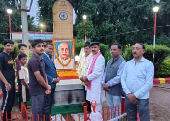 लौह पुरुष सरदार पटेल की जयंती पर 51 दीप प्रज्वलित कर दी श्रद्धांजलि, वृक्षारोपण का लिया संकल्प।।