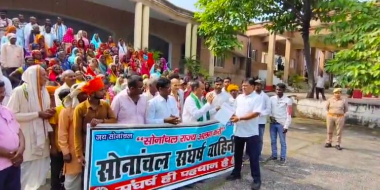 सोसंवा के नेतृत्व में पटना के सैकड़ों आदिवासियों ने कलेक्ट्रेट पर किया प्रदर्शन।