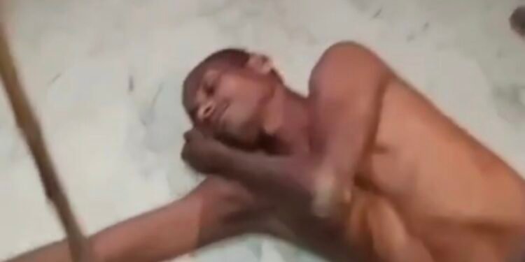 दो दोस्तो को जादू टोना के शक में हाथ पैर बांधकर बेरहमी से की पिटाई, पिटाई का वीडियो हुआ वायरल।