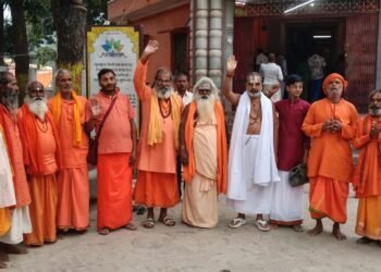 पंचकुंडीय विराट रुद्र महायज्ञ में जड़ी बूटियों से निर्मित हवन सामग्री से दी जा रही आहुति।।