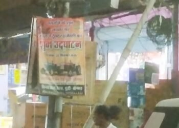 टेलीफ़ोन विभाग के लगें हुए जर्जर पोलों से दुर्घटना होने की पूर्ण सम्भावना।