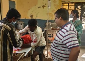 अज्ञात वाहन के टक्कर से दो बाइक सवार युवक घायल,एक रेफर।