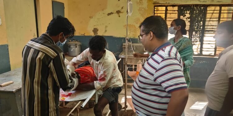 अज्ञात वाहन के टक्कर से दो बाइक सवार युवक घायल,एक रेफर।