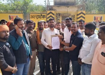 डाला ओबरा सम्पर्क मार्ग बनाने को लेकर रहवासियों ने उपजिलाधिकारी को दिया ज्ञापन।