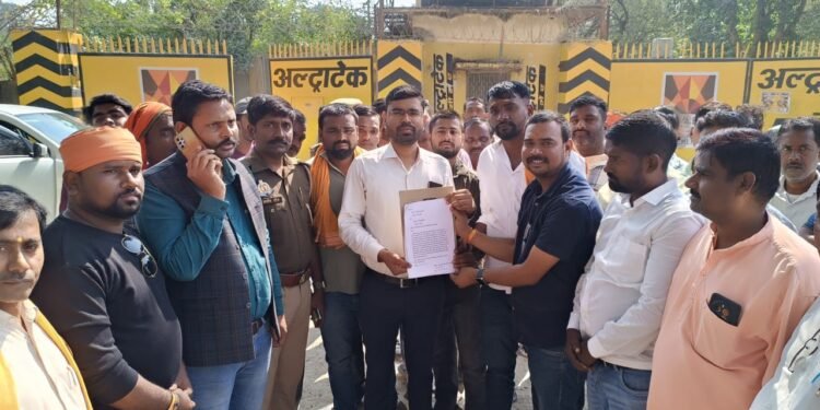 डाला ओबरा सम्पर्क मार्ग बनाने को लेकर रहवासियों ने उपजिलाधिकारी को दिया ज्ञापन।