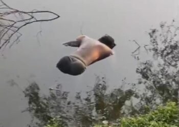 अक्छोर पोखरे में संदिग्ध परिस्थितियों में मिला राजेश भारती का शव, आत्महत्या या हत्या? गांव में सनसनी और भय का माहौल।।