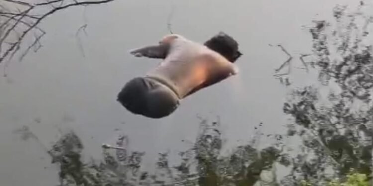 अक्छोर पोखरे में संदिग्ध परिस्थितियों में मिला राजेश भारती का शव, आत्महत्या या हत्या? गांव में सनसनी और भय का माहौल।।