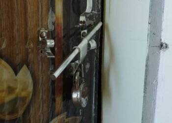 महुली बाजार में मोबाइल व इलेक्ट्रॉनिक्स की दुकान से डेढ़ लाख की चोरी, व्यापारी परेशान।