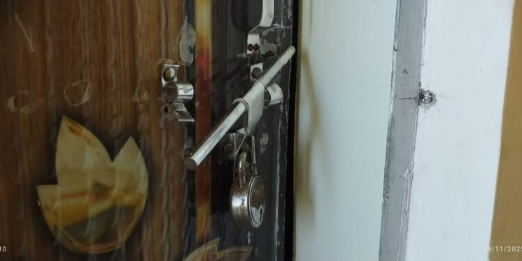 महुली बाजार में मोबाइल व इलेक्ट्रॉनिक्स की दुकान से डेढ़ लाख की चोरी, व्यापारी परेशान।