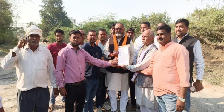 डाला ओबरा सम्पर्क मार्ग बनाने को लेकर रहवासियों ने सदर विधायक को दिया ज्ञापन।