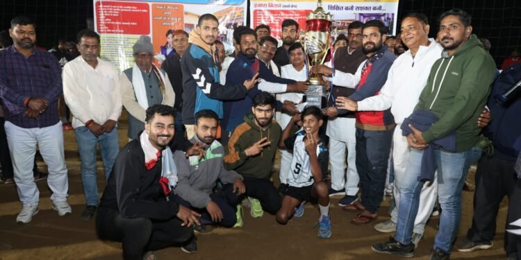 ग्रामीण में यूथ क्लब डोडहर व शहरी में चतरा ने जीता दो दिवसीय बालीबाल का खिताब।