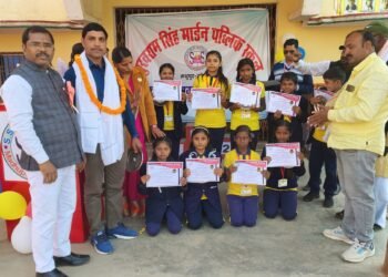 सुखराम सिंह मार्डन पब्लिक स्कूल मधुपुर में बाल दिवस के अवसर पर प्रतिभा सम्मान समारोह का आयोजन।