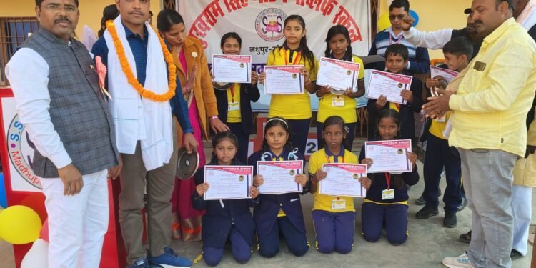 सुखराम सिंह मार्डन पब्लिक स्कूल मधुपुर में बाल दिवस के अवसर पर प्रतिभा सम्मान समारोह का आयोजन।