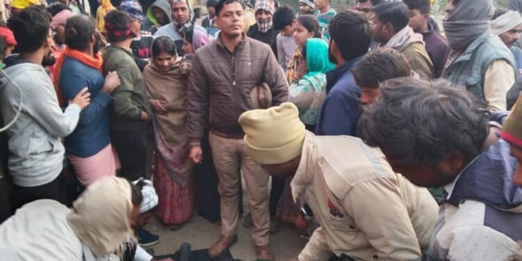 सोनभद्र के कम्हरिया गांव के पास सड़क हादसे में एक महिला की मौत।