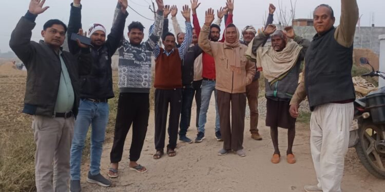 खजूरी गांव में गड्ढो में तब्दील जर्जर सड़क को लेकर ग्रामीणों ने किया विरोध प्रदर्शन।