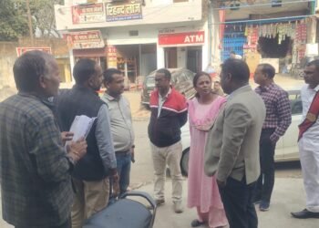 तहसीलदार ने बीजपुर क्षेत्र में चल रहे एसआईआर कार्य का किया निरीक्षण।