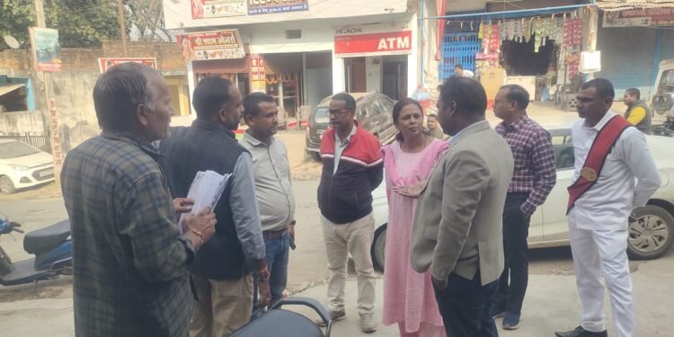 तहसीलदार ने बीजपुर क्षेत्र में चल रहे एसआईआर कार्य का किया निरीक्षण।