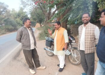 सहकारिता विभाग के कारण किसानों की आय हो रही आधा।।