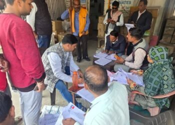 वोटर आईडी का विशेष गहन पुनरीक्षण का भाजपा कार्यकर्ताओं ने किया बूथों का निरीक्षणकर भरवाया फार्म।