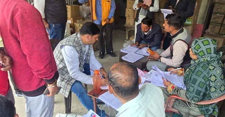 वोटर आईडी का विशेष गहन पुनरीक्षण का भाजपा कार्यकर्ताओं ने किया बूथों का निरीक्षणकर भरवाया फार्म।