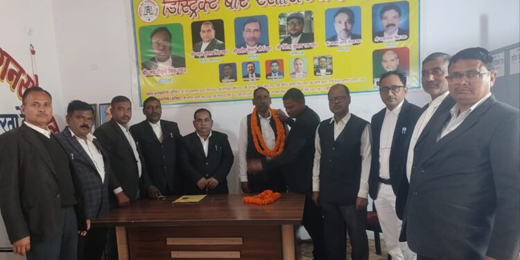 बार काउंसिल ऑफ उत्तर प्रदेश प्रयागराज के प्रत्याशी अधिवक्ता विजय प्रताप यादव का सोनभद्र में प्रथम वरीयता का मत मांगा।