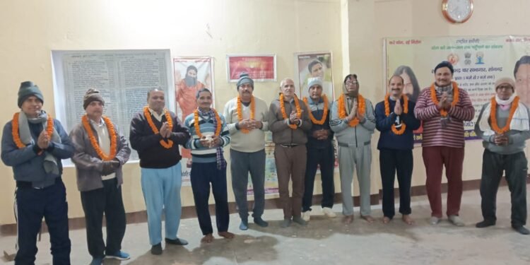 पतंजलि योग परिवार द्वारा नियमित योग साधकों का माल्यार्पण कर किया गया सम्मान।