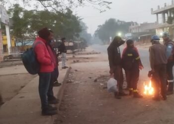 महुली बस स्टैंड पर ठंड का प्रकोप: अलाव की व्यवस्था न होने से यात्रियों की बढ़ी परेशानी, ग्रामीणों ने उठाई आवाज।