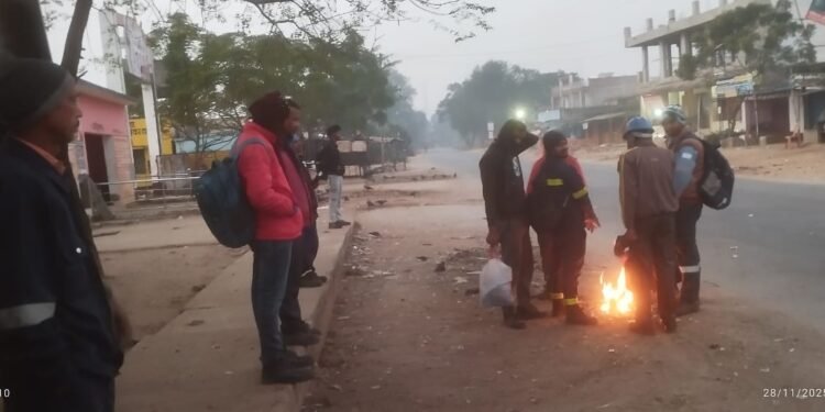 महुली बस स्टैंड पर ठंड का प्रकोप: अलाव की व्यवस्था न होने से यात्रियों की बढ़ी परेशानी, ग्रामीणों ने उठाई आवाज।