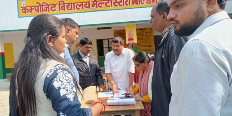 एन एस यू आई पूर्व प्रदेश अध्यक्ष एवं राष्ट्रीय सचिव राघवेंद्र नारायण ने आज मतदाता सूची पुनरीक्षण केन्द्रो का दौरा कर जायजा।