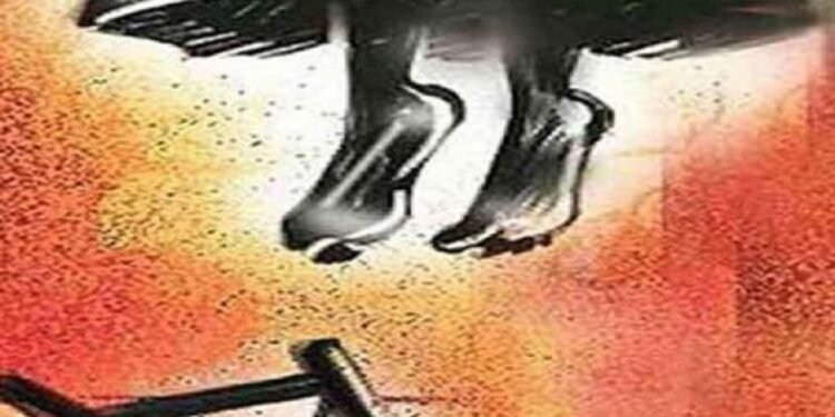 संदिग्ध परिस्थितियों में दुपट्टे के सहारे लटकी हुई लाश सनसनी।