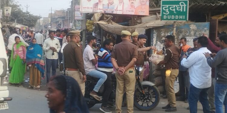 दुद्धी में सड़क सुरक्षा सप्ताह: नियम तोड़ने वालों को गुलाब और माला पहनाकर समझाया, सीओ राजेश राय की अनोखी पहल।