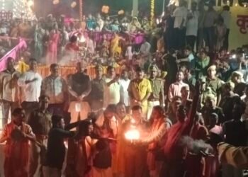 सोनेश्वर घाट पर सजी देव दीपावली, 11 हजार दीपों से नहाया सोन तट ।