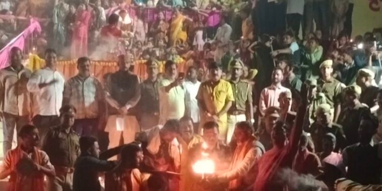 सोनेश्वर घाट पर सजी देव दीपावली, 11 हजार दीपों से नहाया सोन तट ।