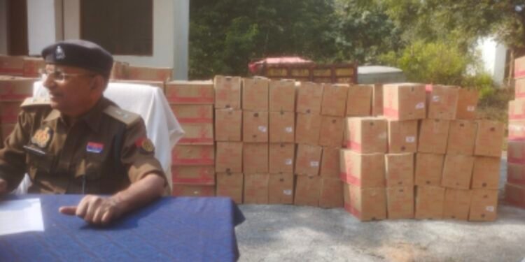 दुद्धी में करोड़ों की अवैध शराब पकड़ी गई: 680 पेटियां, 6085 लीटर अंग्रेजी शराब बरामद, अंतर्राज्यीय तस्कर गिरफ्तार।।