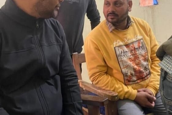 दुद्धी में विजिलेंस का जोरदार छापा: बिजली बिल सुधार के नाम पर 30 हजार की रिश्वत लेते दो कर्मचारी रंगे हाथ गिरफ्तार।