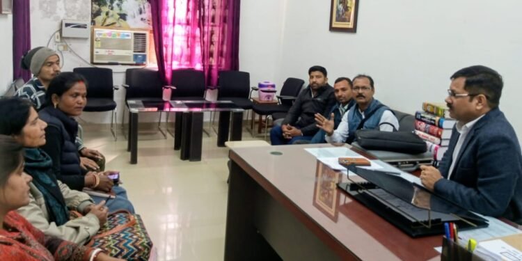 परा विधिक स्वयं सेवकों संग मासिक बैठक में दिशा निर्देश देते हुए अपर जनपद न्यायाधीश/सचिव ज़िला विधिक सेवा प्राधिकरण सोनभद्र शैलेंद्र यादव।