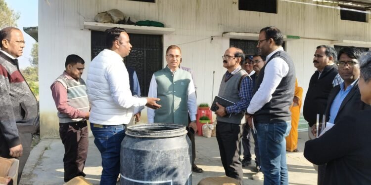कृषि विज्ञान केन्द्र मगुराही का जिलाधिकारी ने किया औचक निरीक्षण।।