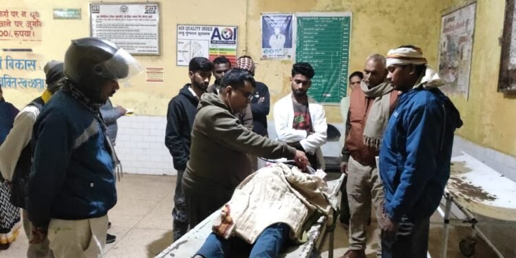 बाइक सवार अनियंत्रित होकर गिरा, सर पर आई गंभीर चोटे।