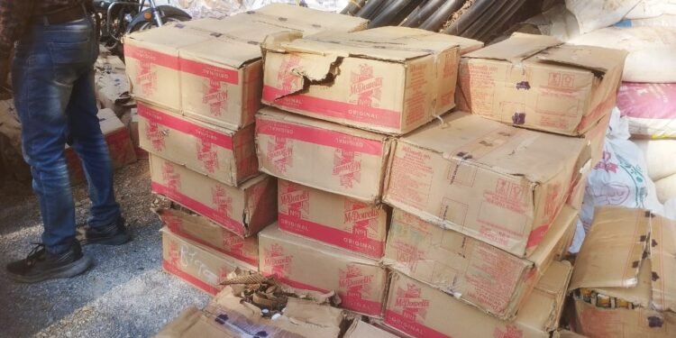 अंग्रेजी शराब से भरा ट्रक अनियंत्रित होकर पलटा, सैकड़ों शराब की बोतलें बरामद — पुलिस ने ट्रक को किया सीज।