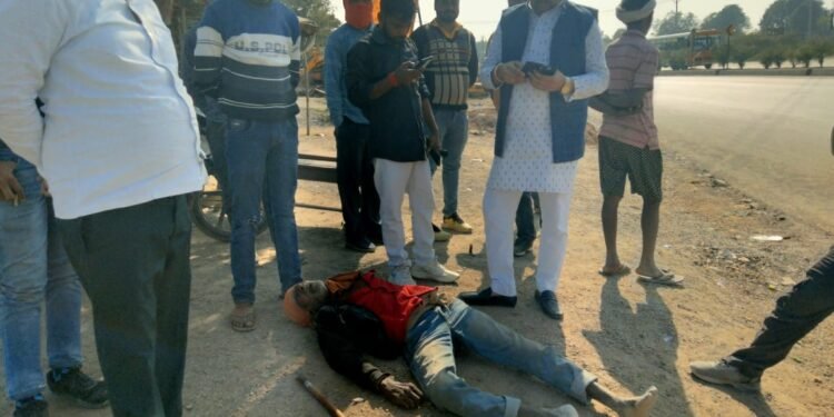 तेज रफ्तार हाइवा ट्रक के चपेट में आने से अधेड़ ब्यक्ति घायल।