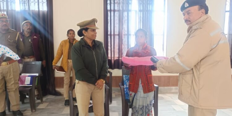 तहसील दिवस पर फरियाद लेकर आई महिला को क्षेत्राधिकारी ने गर्म बस्तर दिए।