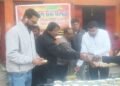 ओबरा एसडीएम ने स्वयं किया खिचड़ी वितरण, श्री राम सेवा समिति के नेक कार्य की भूरी भूरी सराहना की।