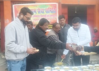 ओबरा एसडीएम ने स्वयं किया खिचड़ी वितरण, श्री राम सेवा समिति के नेक कार्य की भूरी भूरी सराहना की।