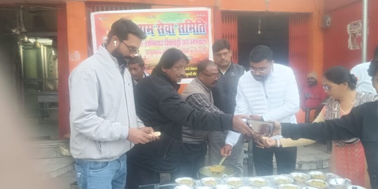 ओबरा एसडीएम ने स्वयं किया खिचड़ी वितरण, श्री राम सेवा समिति के नेक कार्य की भूरी भूरी सराहना की।