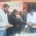 ओबरा एसडीएम ने स्वयं किया खिचड़ी वितरण, श्री राम सेवा समिति के नेक कार्य की भूरी भूरी सराहना की।