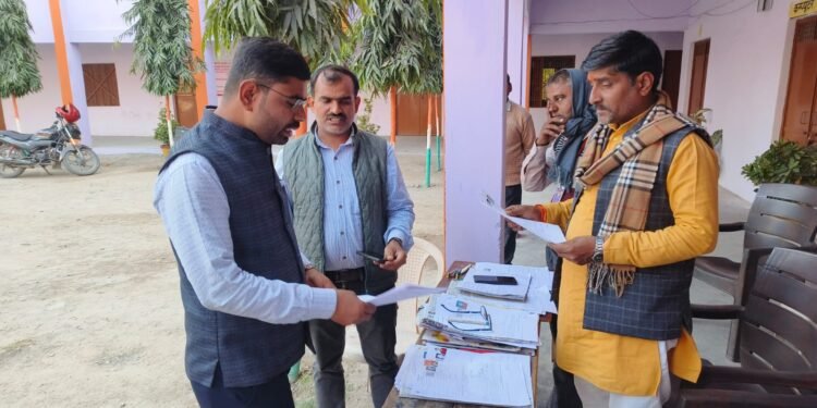 वोटर आईडी के विशेष गहन पुनरीक्षण का उपजिलाधिकारी ने किया बूथों का निरीक्षण।