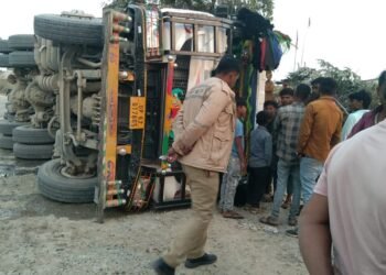 बालू लदा ट्रक टायर फटने से पलटा।