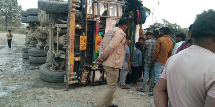 बालू लदा ट्रक टायर फटने से पलटा।