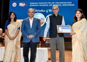 सोनभद्र की बेटी ने रचा इतिहास, आईआईटी (आईएसएम) धनबाद में ‘बेस्ट रिसर्च स्कॉलर’ अवॉर्ड से सम्मानित हुईं सारिका गुप्ता।